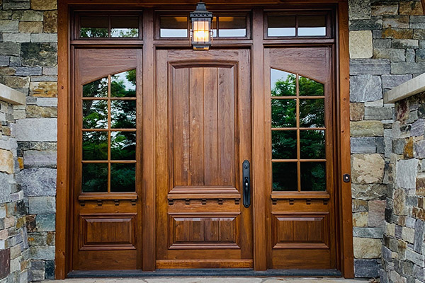 Portes d’entrée en bois allure antiquée