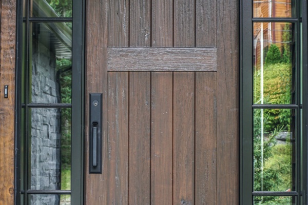 Porte d'entrée en bois massive et épaisse